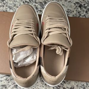 Burberry shoes, Size 37.5 in women, Color is brown